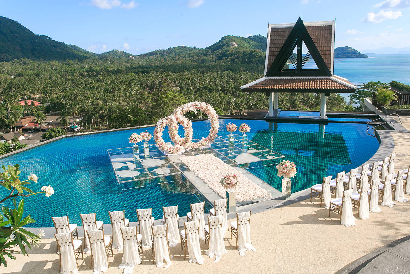 海灘婚禮或站在infinity pool上的水上平台上，讓親朋好友見證你倆的大日子，也