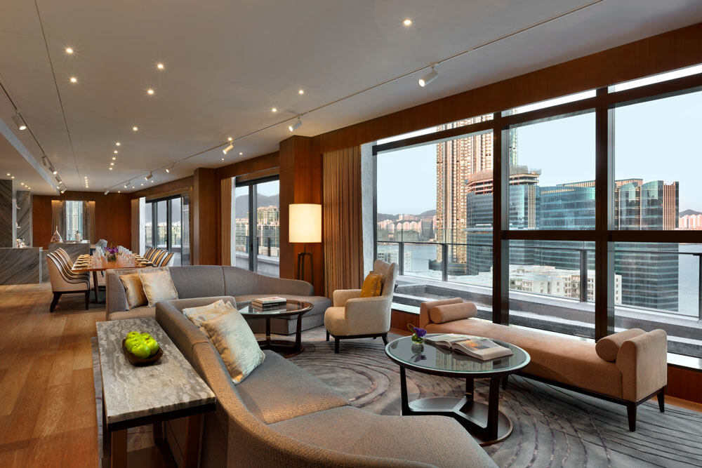 酒店逾六成的房間享有維港及香港海岸線美景，其中總統套房更佔地294