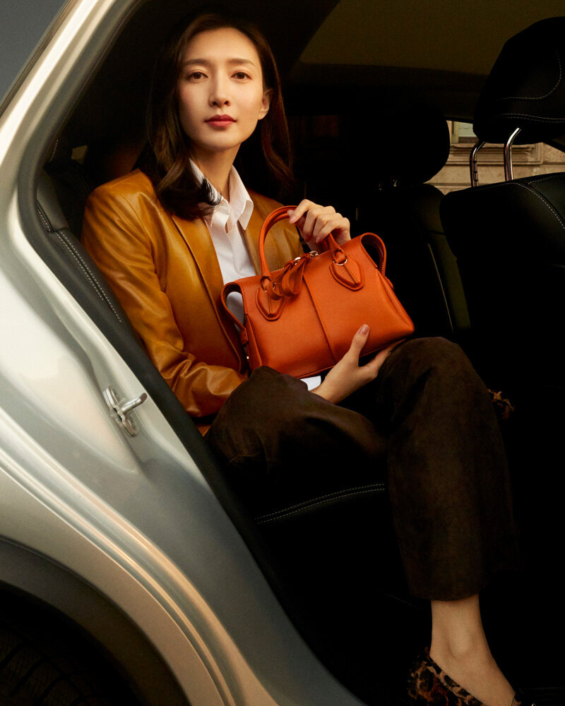 鄭恩彩劇本不離身，手拿橙色的D-Styling Bag更顯成熟優雅的個性。資料由客戶