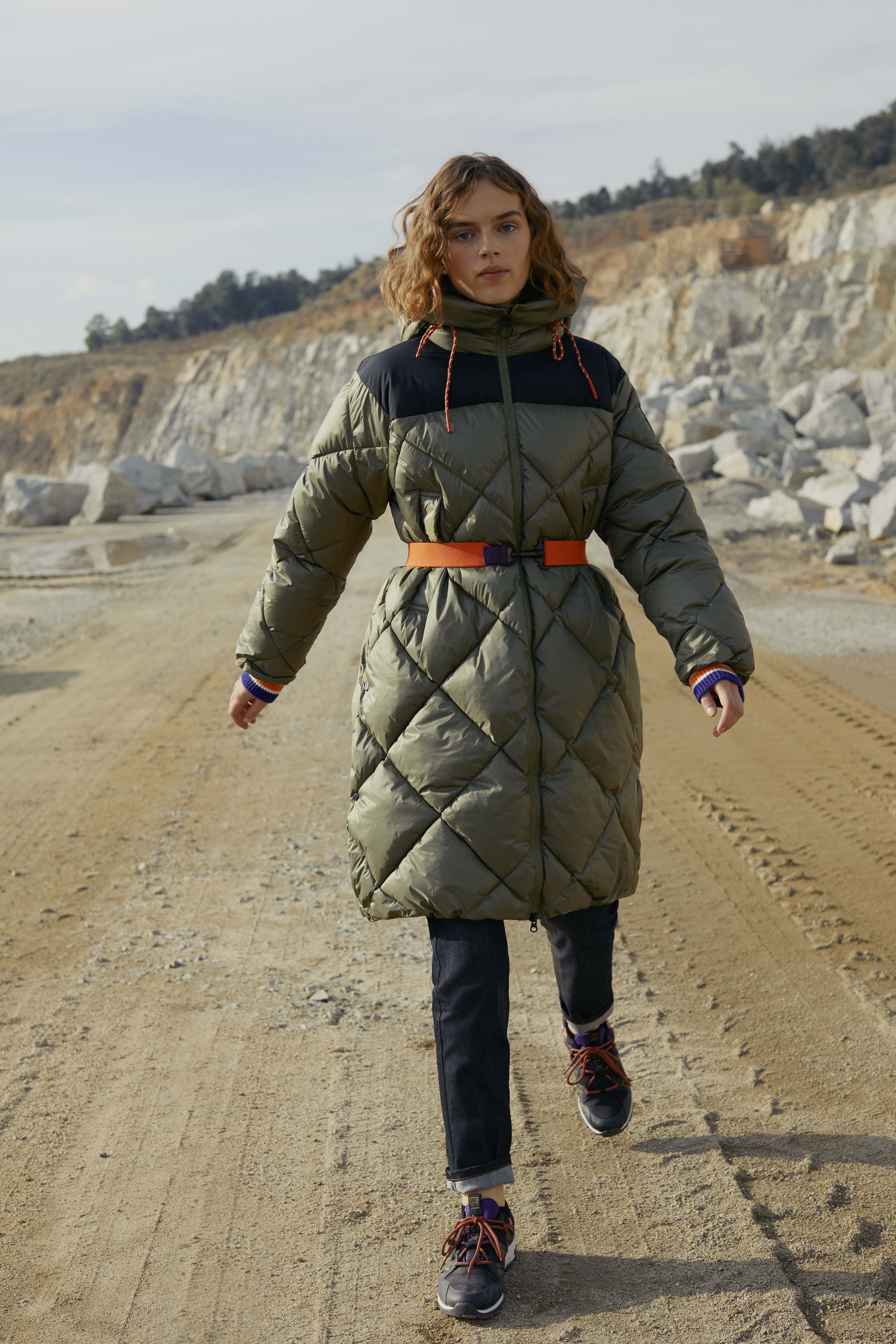 長身的FASSIE MID Thermolite® Parka保暖外套，能夠修飾身型比例，以撥水布料揉合 Thermolite® 物料，美