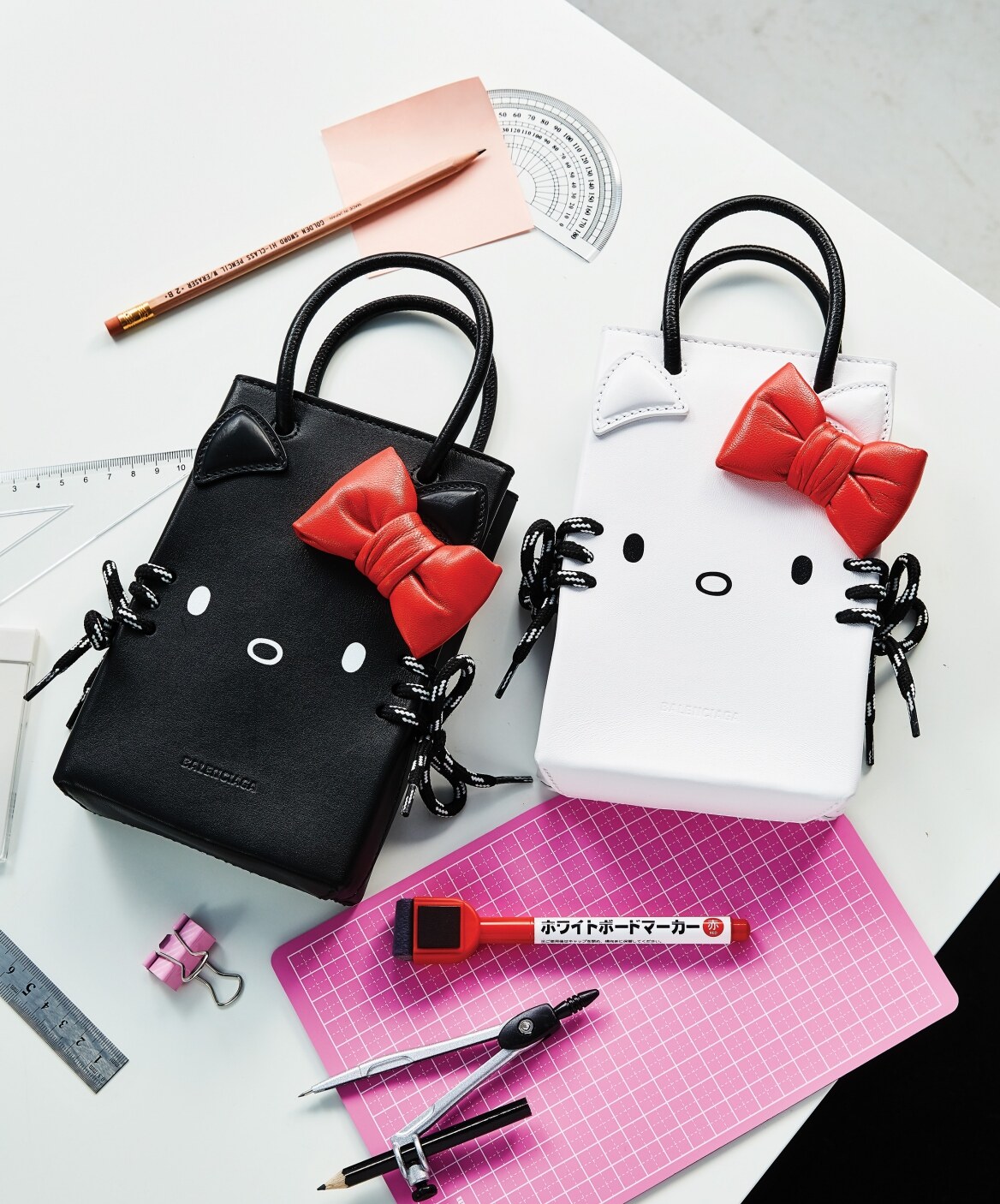 Hello Kitty 黑色手機袋Hello Kitty 白色手機袋Both from Balenciaga