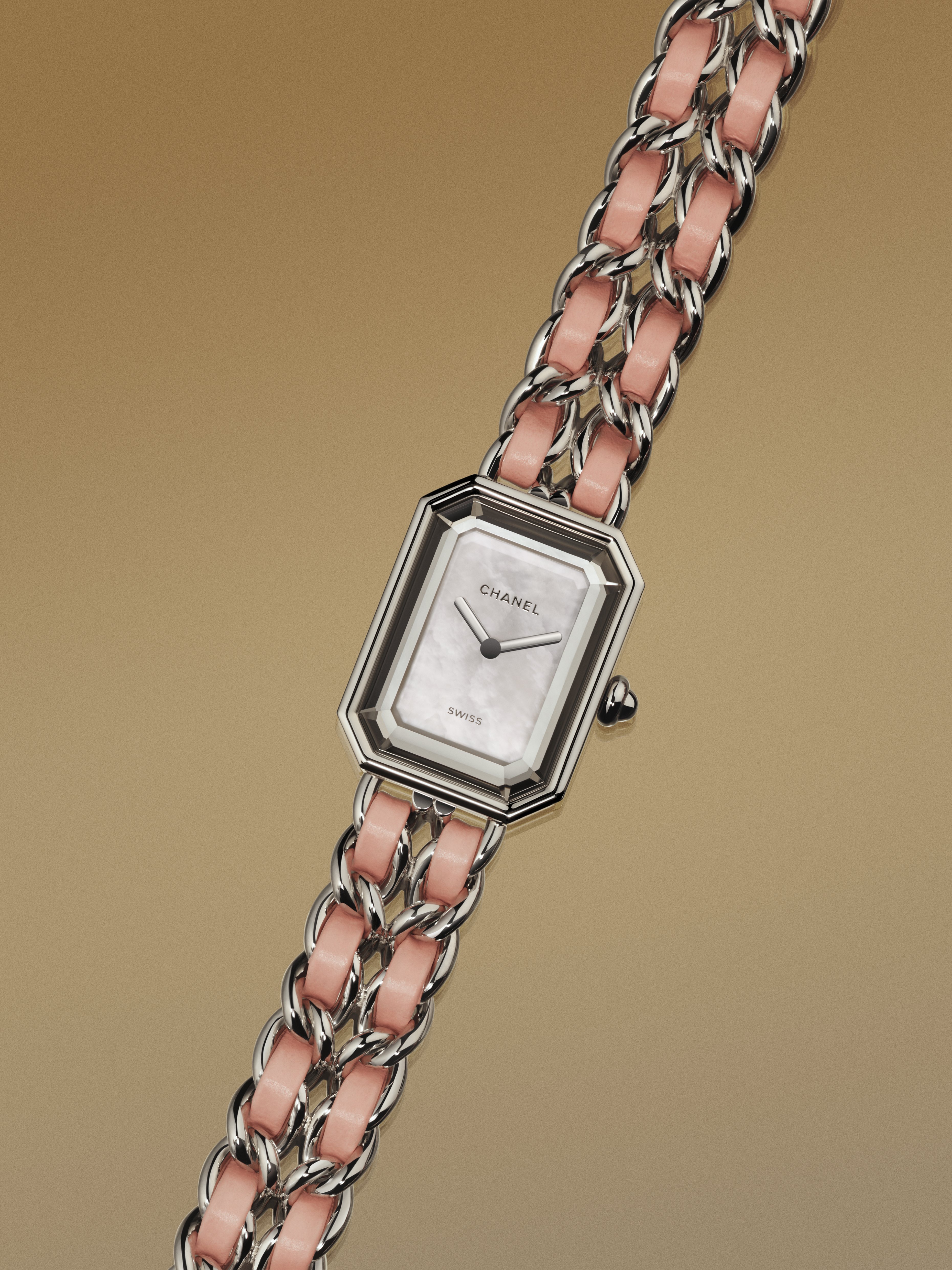 品牌今季為這經典錶款推出一款新的織皮鏈帶——Pink Blossom，色彩粉嫩鮮明的皮