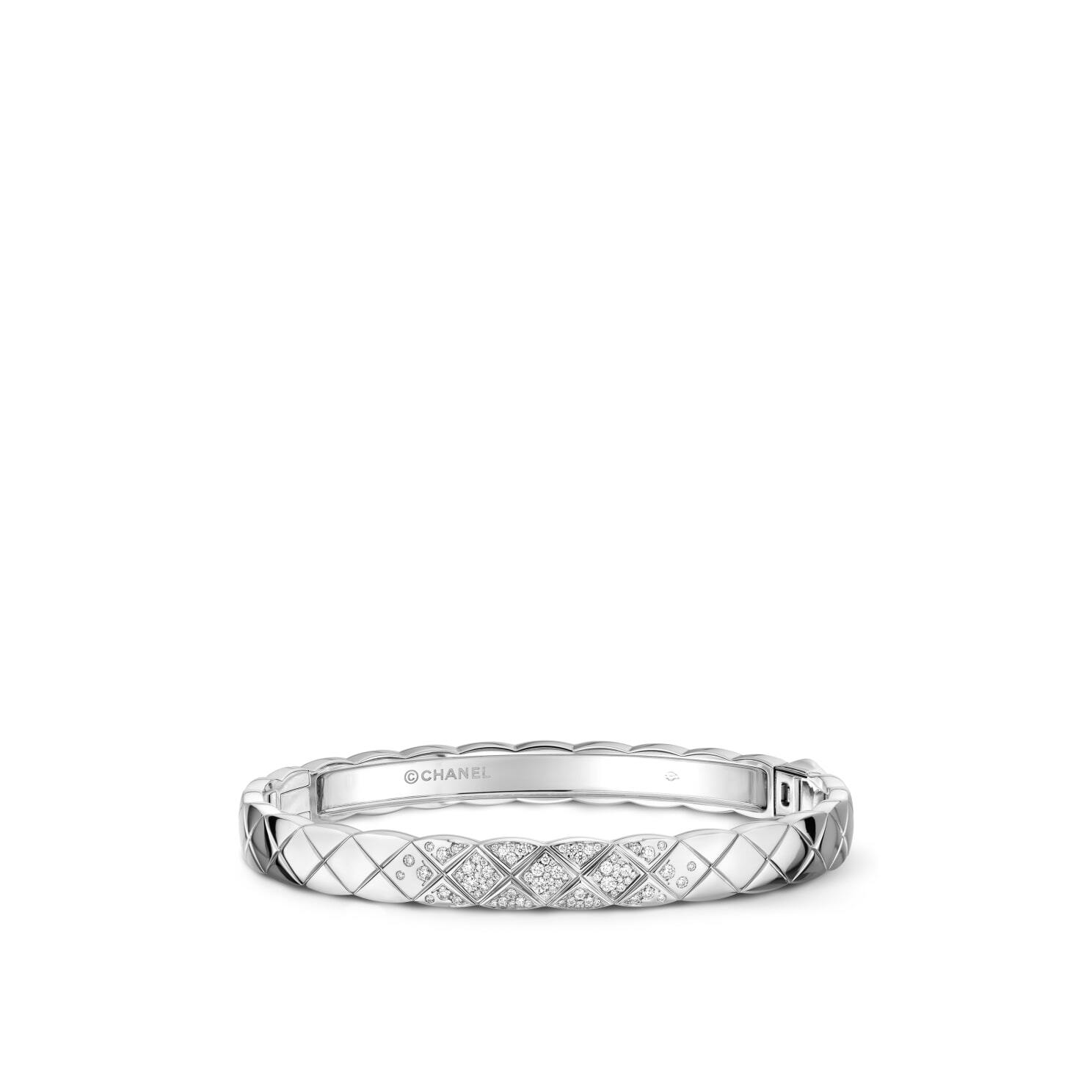 Chanel Coco Crush手鐲採用18K白金材質，經典的菱格圖案綴上81顆閃亮鑽石，配