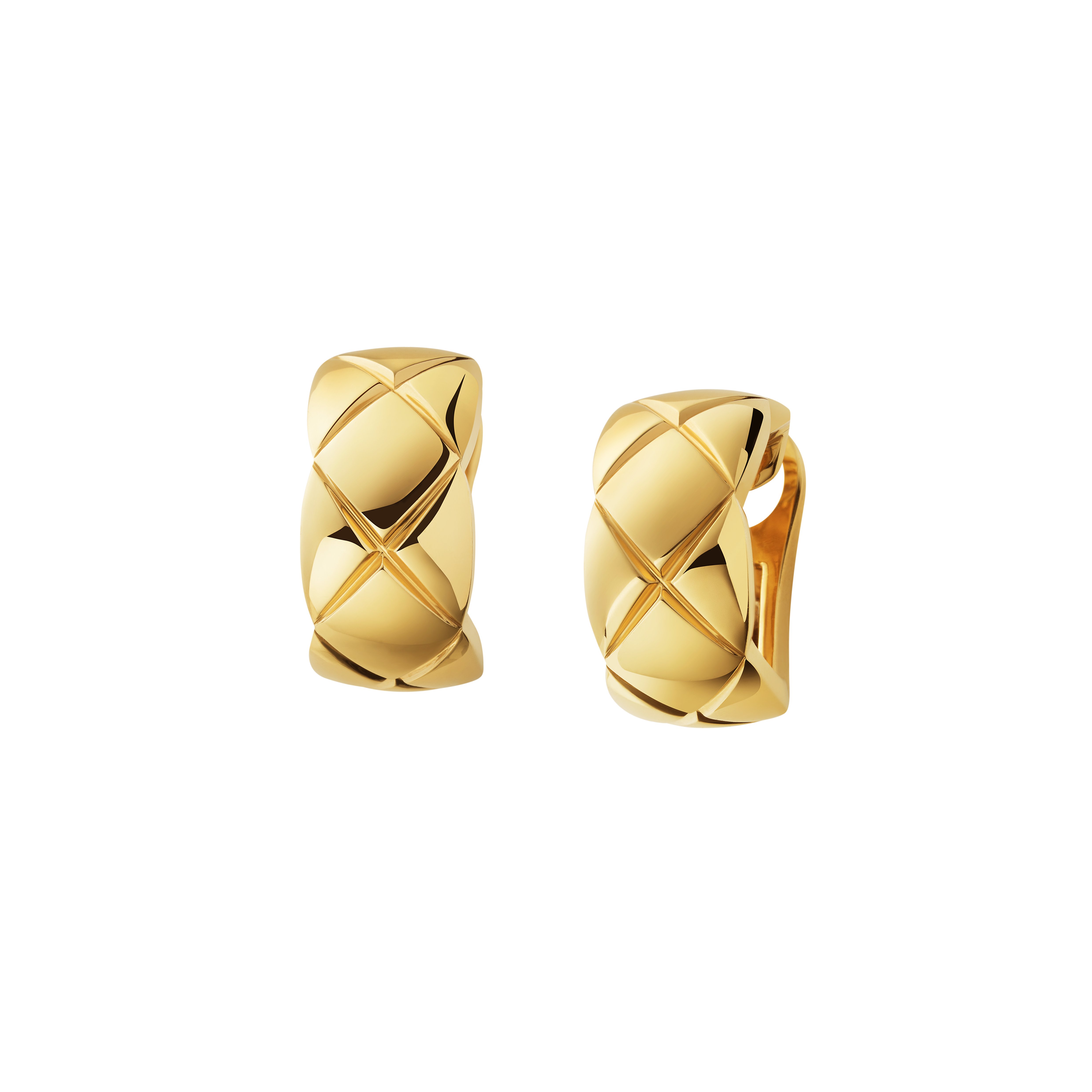 這款18K黃金Coco Crush耳環採用可拆式耳針設計，可佩戴於耳珠上；也可拆除