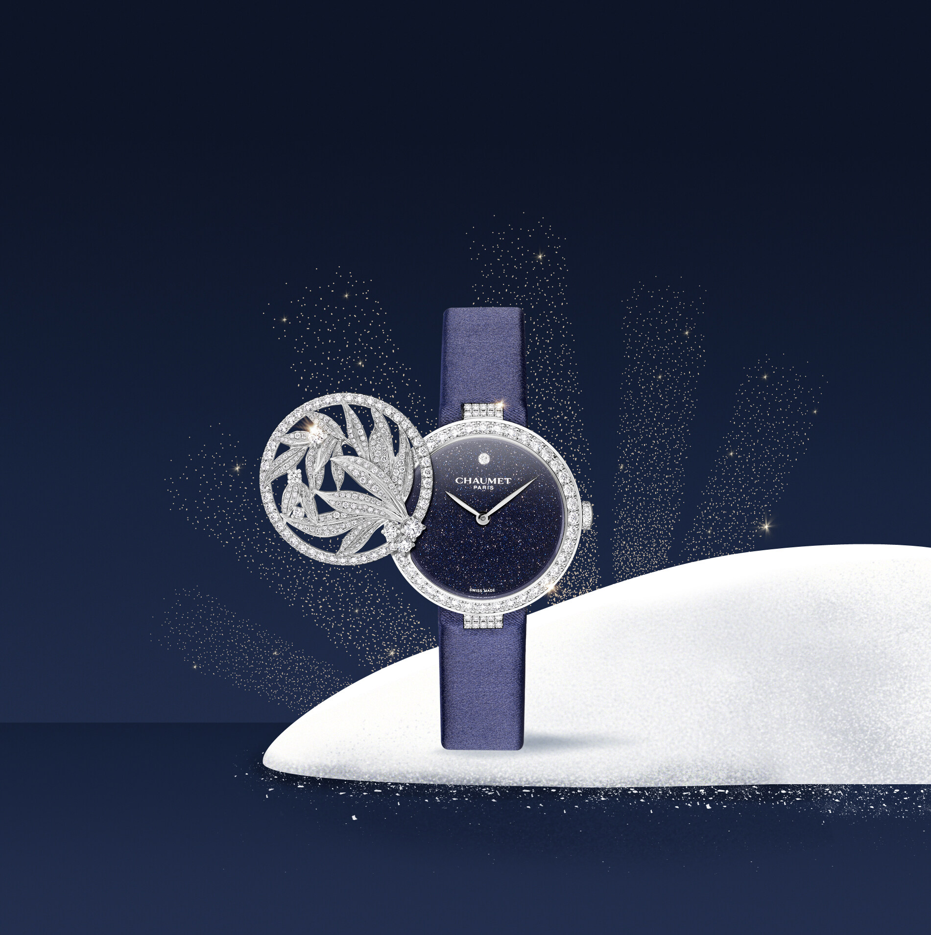 這款腕錶的錶蓋以鏤空的月桂葉圖案點綴，添上神秘氣息，合上錶蓋時，它