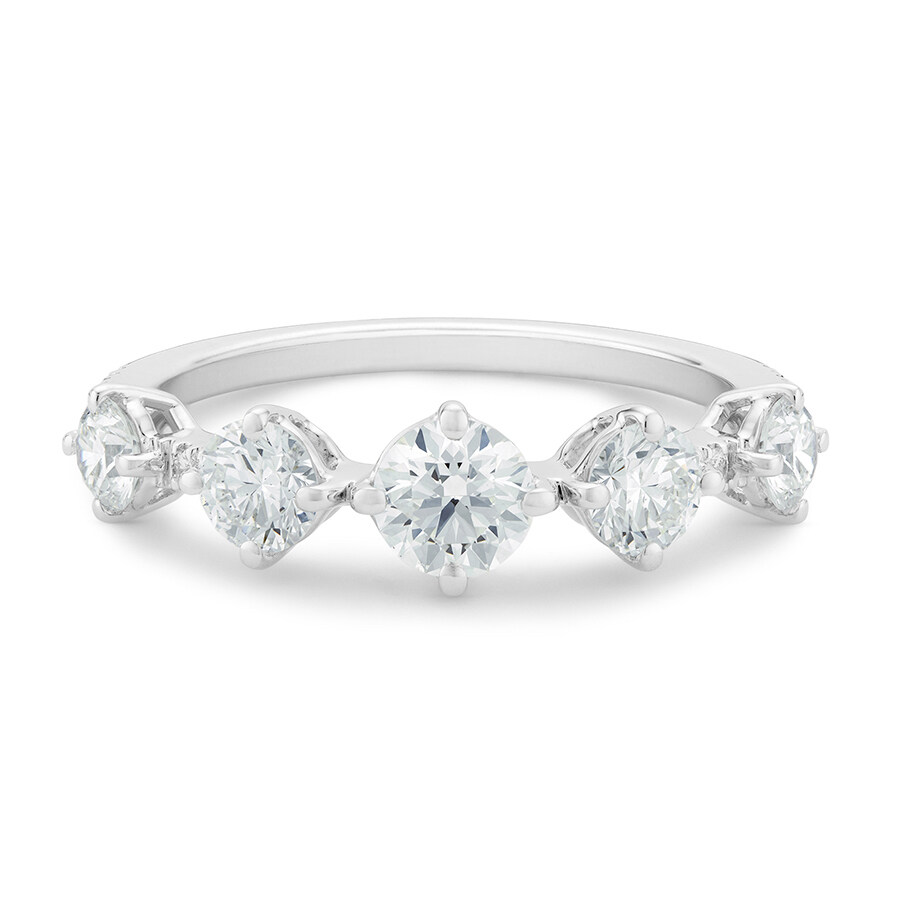 這款戒指的靈感源自貝多芬傳奇的《月光奏鳴曲》，18K 白金鑽石戒指上飾