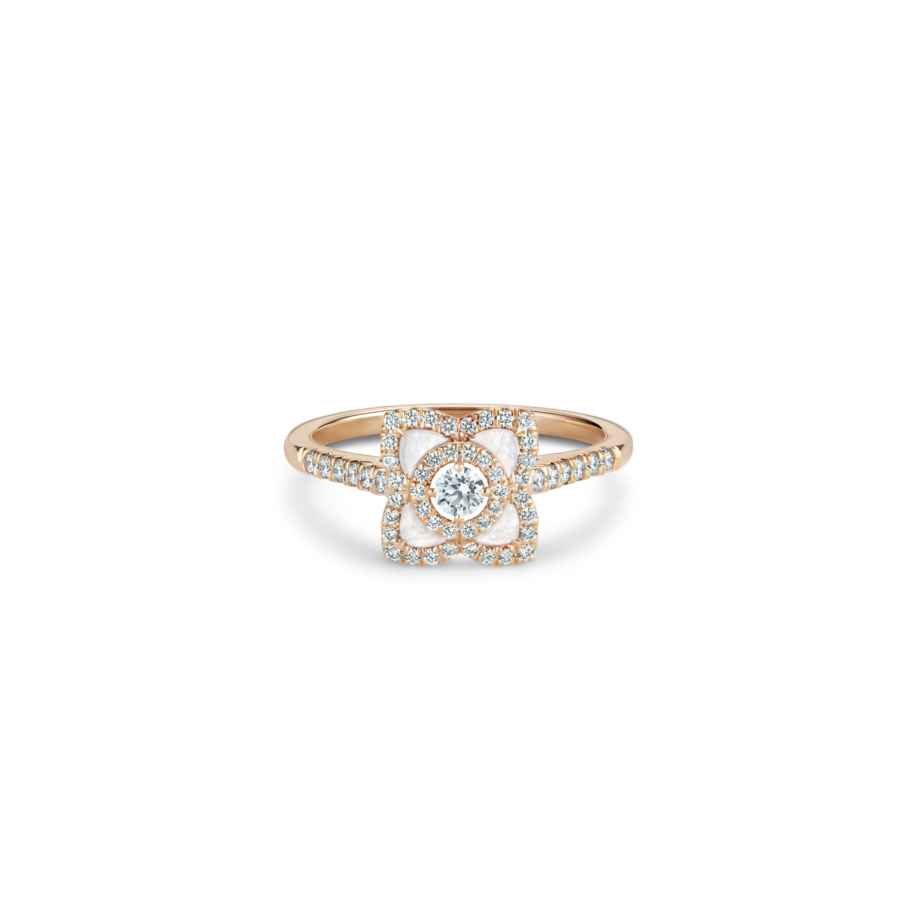 戒指上的簡約蓮花圖騰，除了閃爍美鑽還飾有柔美的珍珠貝母，優雅脫俗