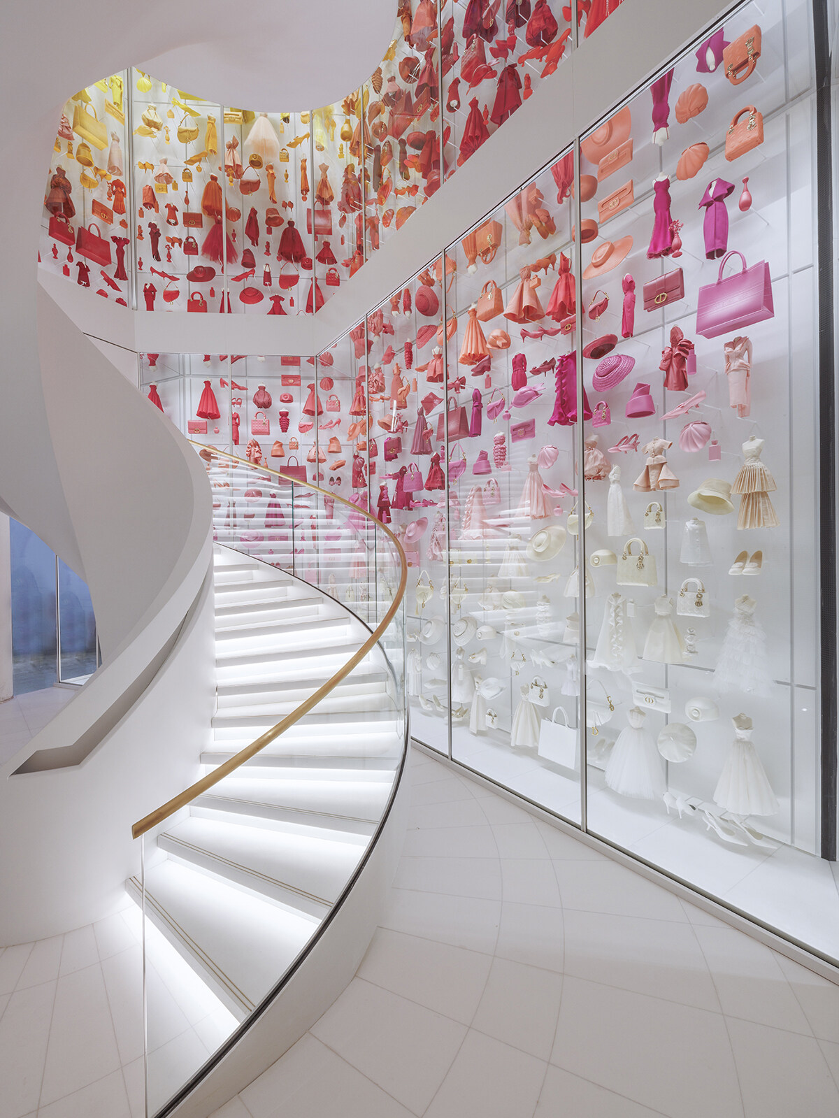 常說藝術與時裝息息相關，重新開幕的Dior總店更是處處展現出Christian Dior對藝