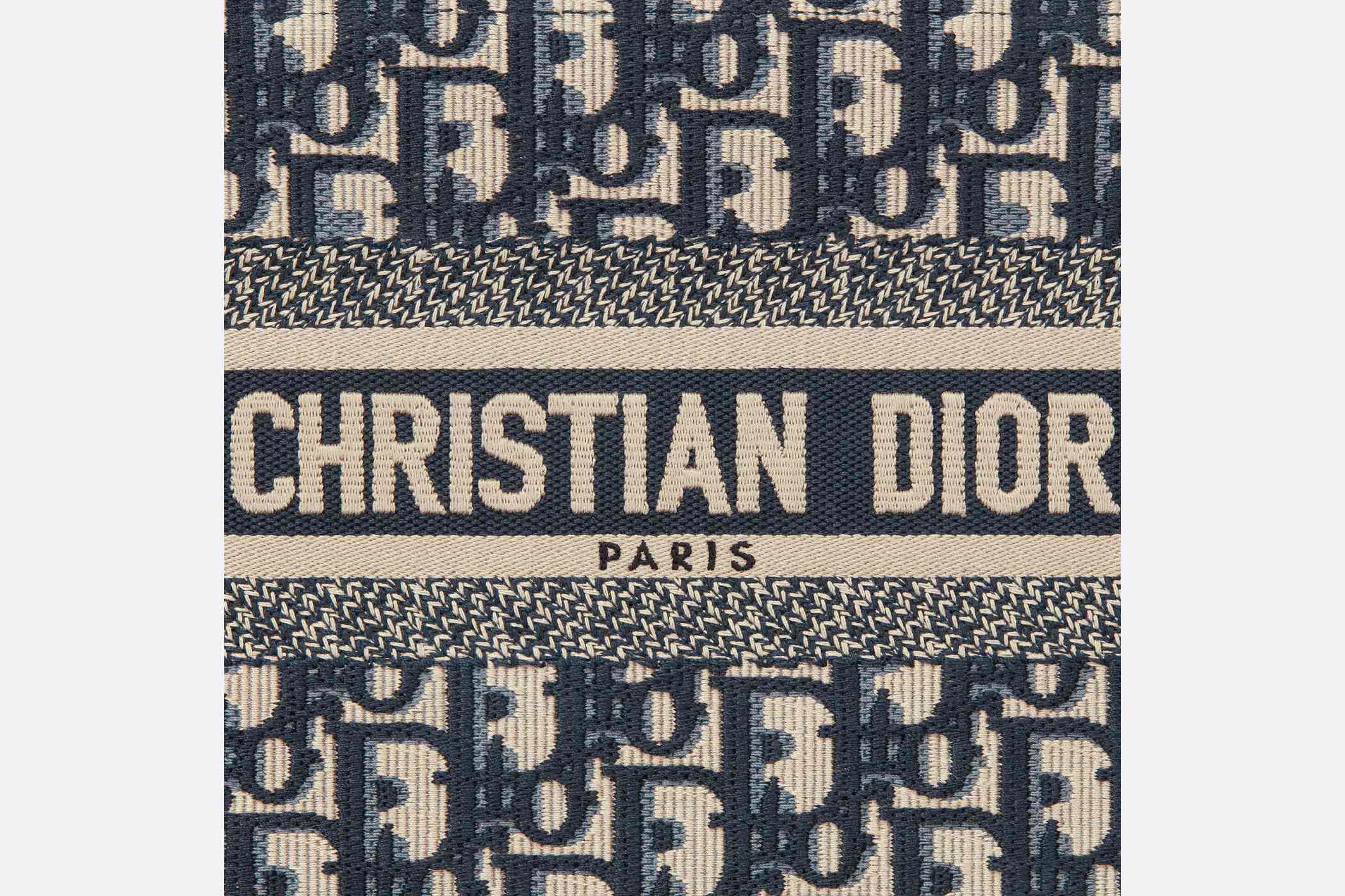 最早面世的Dior book tote 是一個大碼的尺寸，大容量的實用性，深得上班族、OL們