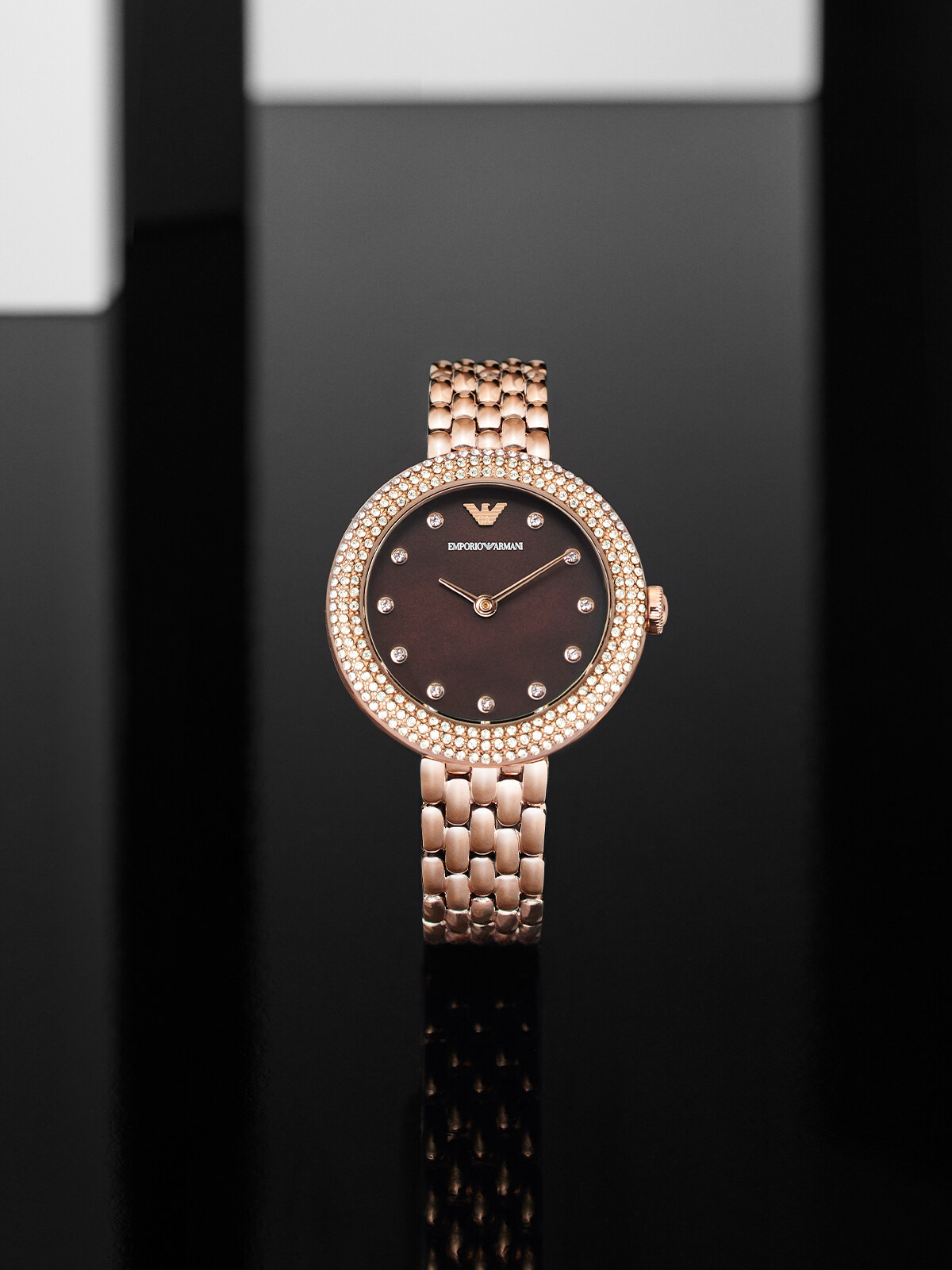 簡約利落的圓形錶殼，在錶圈上鋪鑲滿耀眼的營造出華麗美感；深啡色錶