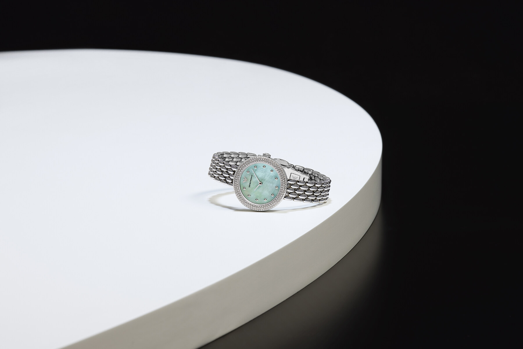 另一款精鋼腕錶採用了個性十足的藍色珍珠貝母錶面盤，配上細緻拋光