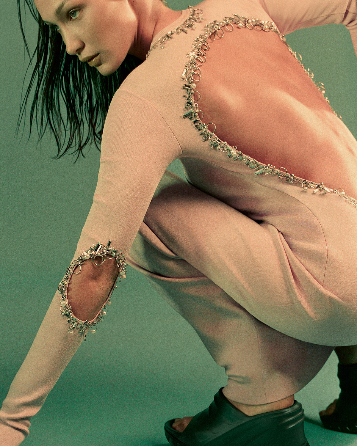 Bella Hadid身上晚裝長裙採用矚目的「Jour」露背設計，並飾以Matthew M. Williams精心設計的金