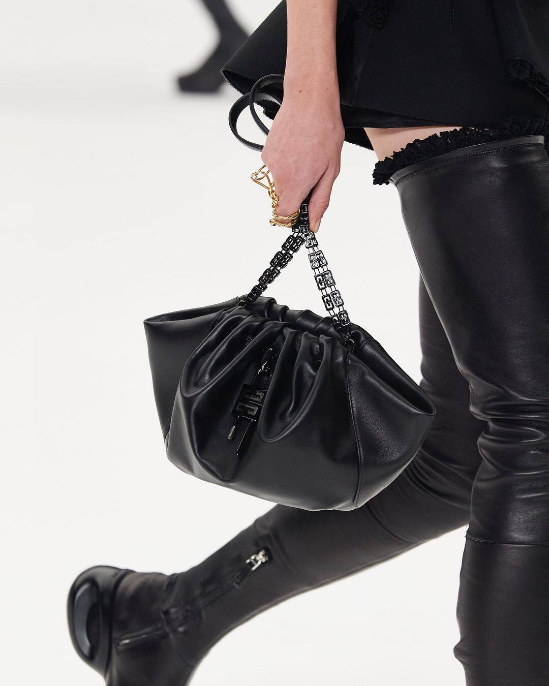 Givenchy全新袋款以極柔軟小牛皮製成，最大特徵是Givenchy精湛工藝的手工褶襇和