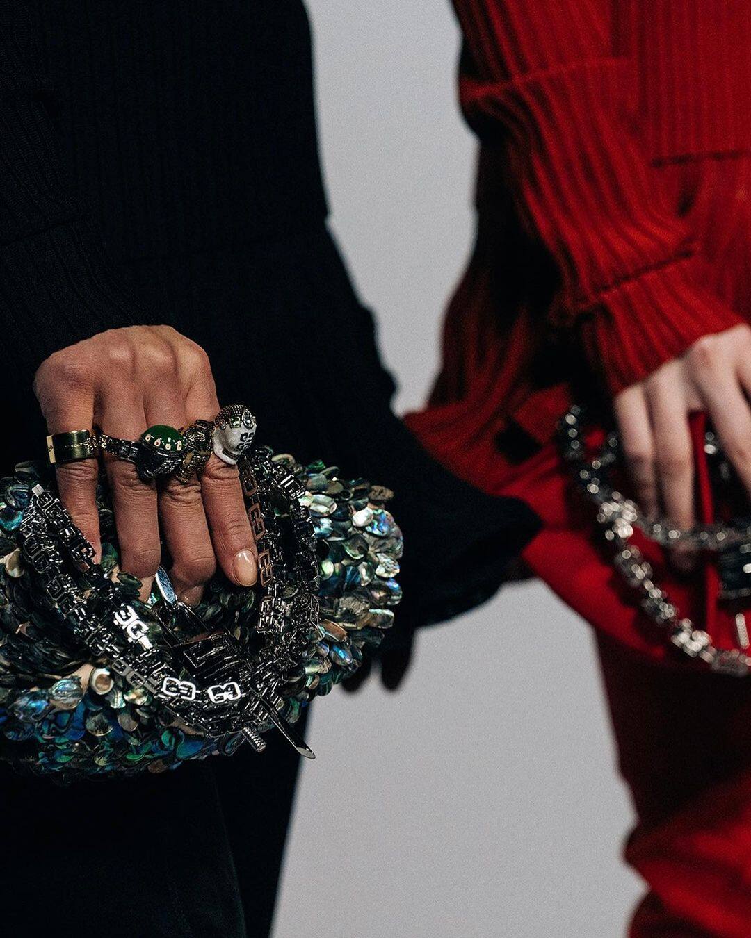 除了小牛皮款式，Givenchy全新袋款亦有展現品牌高級時裝工藝的歐根紗款式