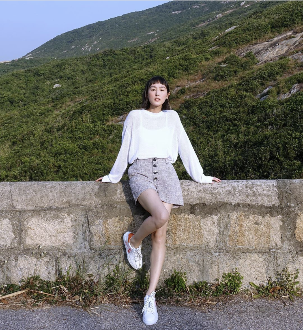 Evelyn Choi喜歡到處走，無論出國還是上山下水，配上帶點色調的Hogan波鞋，休閒且