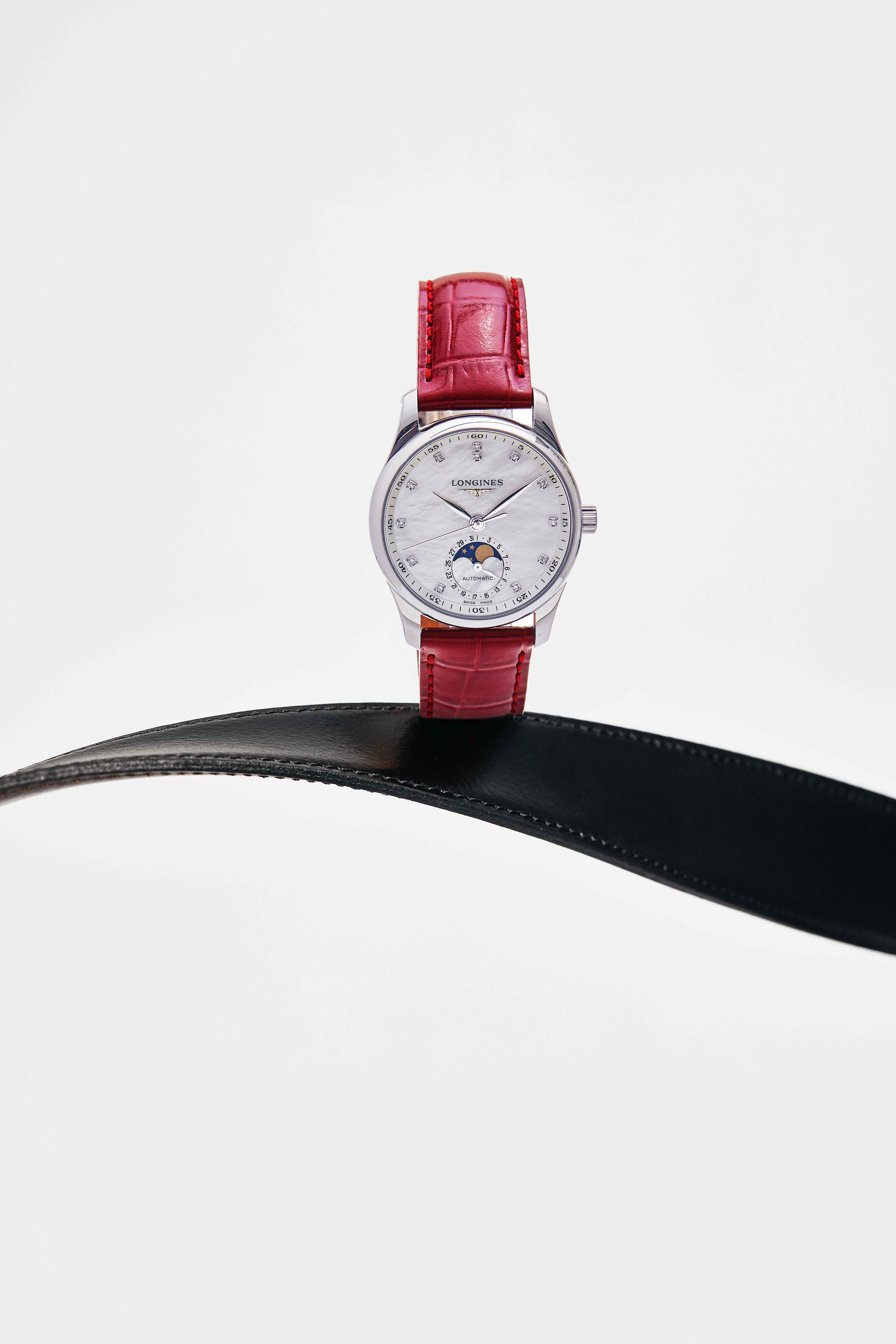 白色珍珠母貝、精鋼及紅色鱷魚皮表帶腕錶該系列的每款腕錶於腕間詮