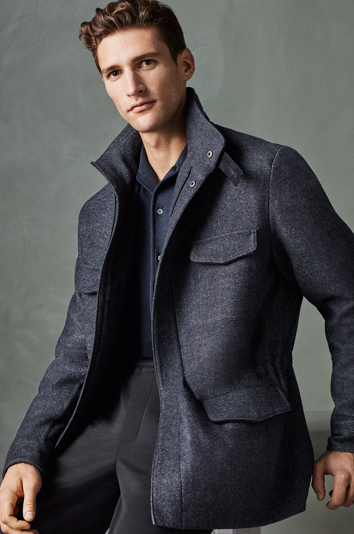 英國藍格紋羊毛Traveller企領外套結合休閒、經典與功能美三大特質，配上深藍
