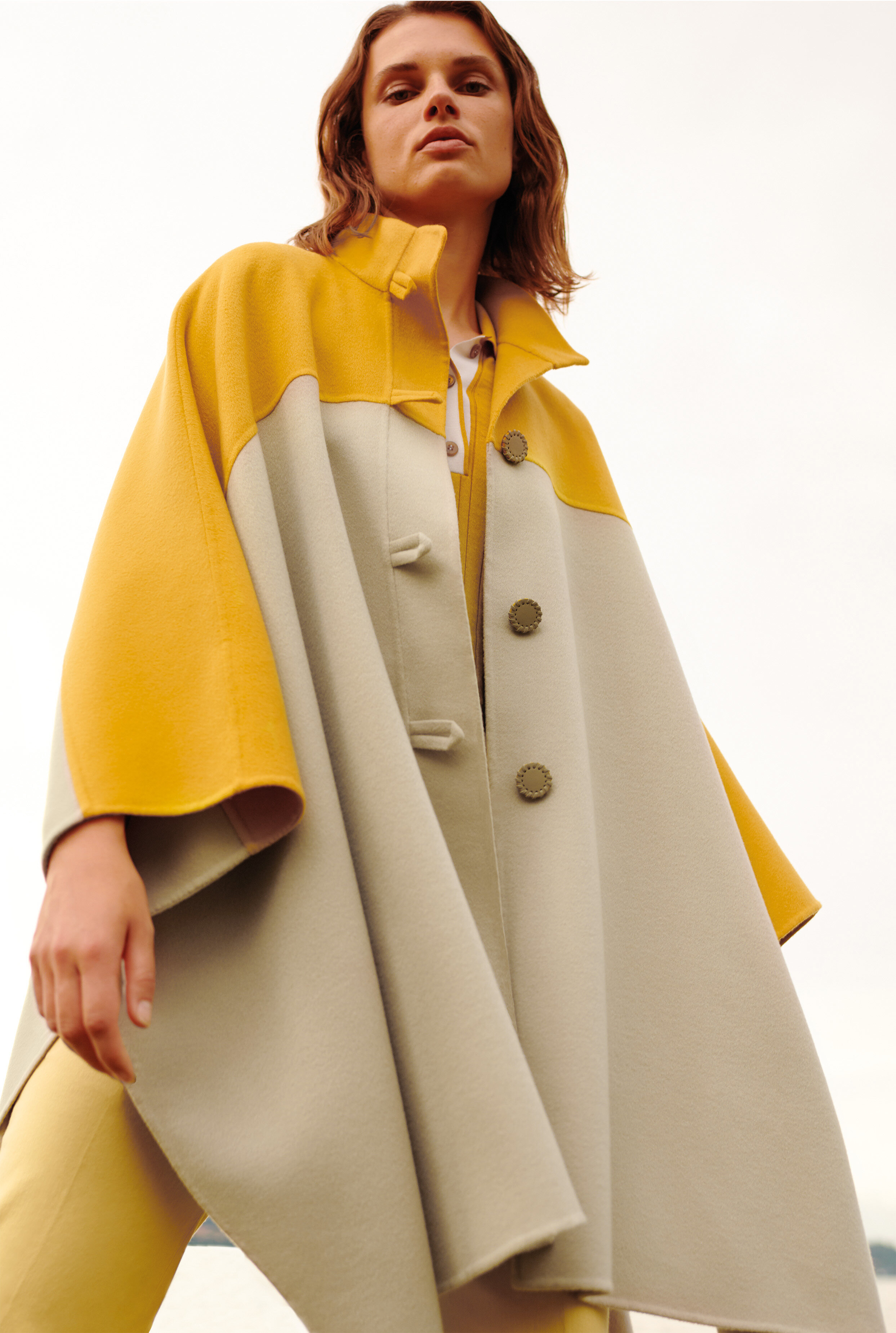 Double Cashmere的Agathe披肩，柔軟而帶點飄逸感，配上鮮明的黃色和細膩的米色色塊，散