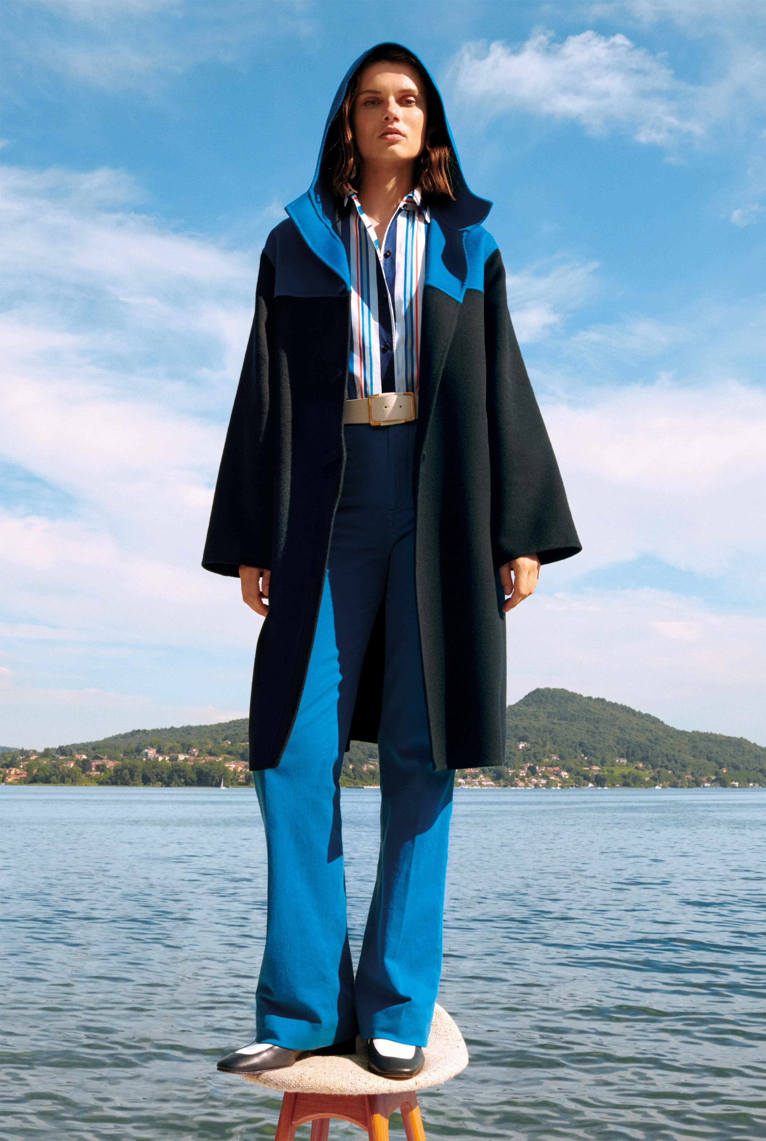 藍色拼黑色的Abraham大衣，予人航海風的感覺，獨特的流暢線條和互補的色塊