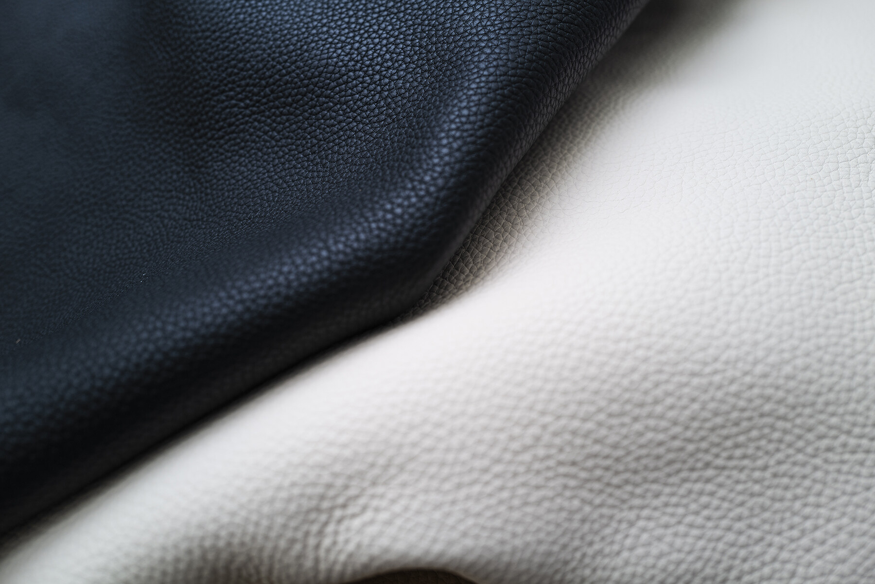 Taurillon皮革是Louis Vuitton的經典皮革之一，經滾筒交替進行鞣革與烘乾的處理過程