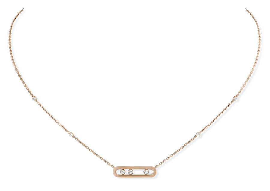 這款玫瑰金鑽石頸鏈是品牌的經典設計之一，適於作為鎖骨鏈佩戴，顯得