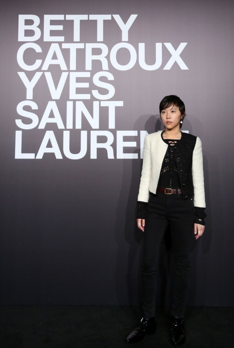 說到中性打扮，不得不提歌手Leah Dou（竇靖童）的穿衣風格，她早前亦以Saint Laurent黑