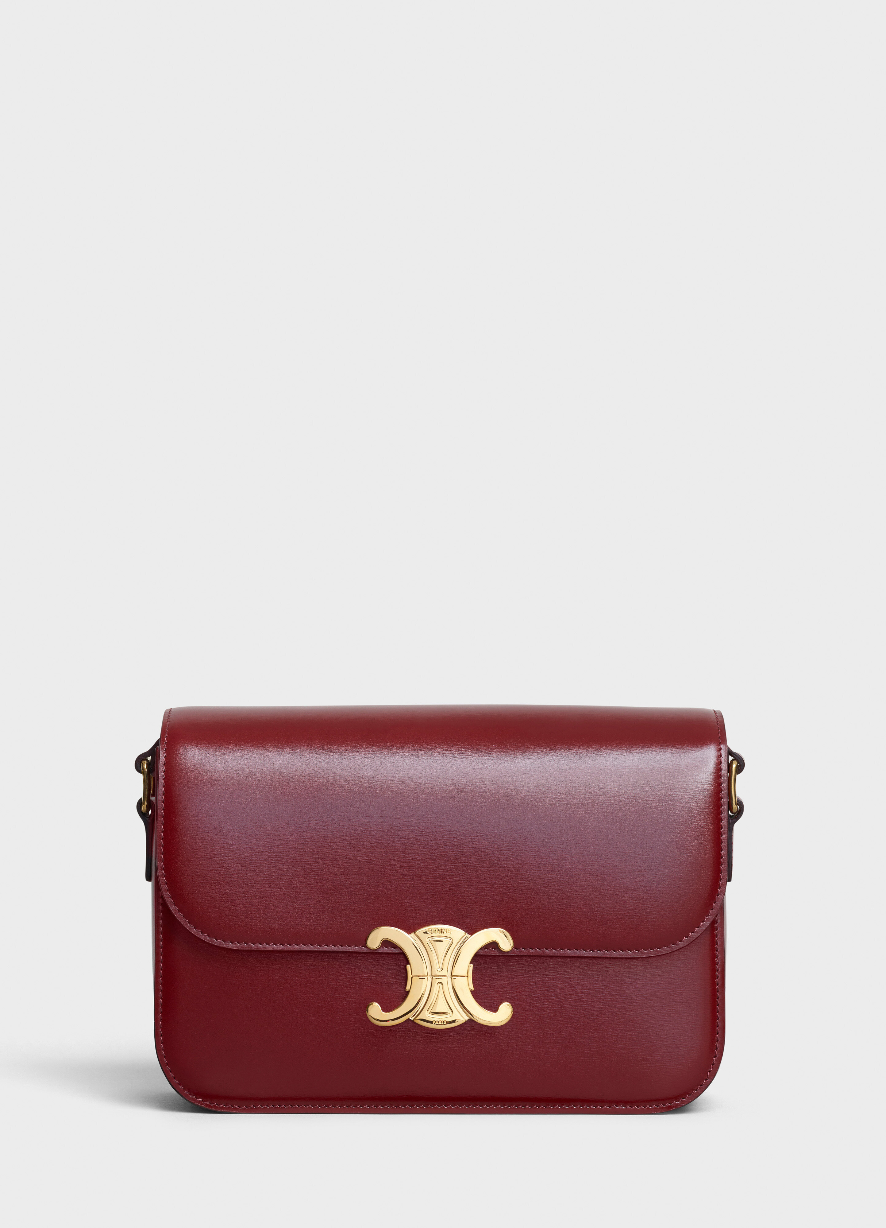 TRIOMPHE Bag酒紅色手袋 $28,500TRIOMPHE Bag系列簡約造型，線條鮮明，結合披邊設計及背縫