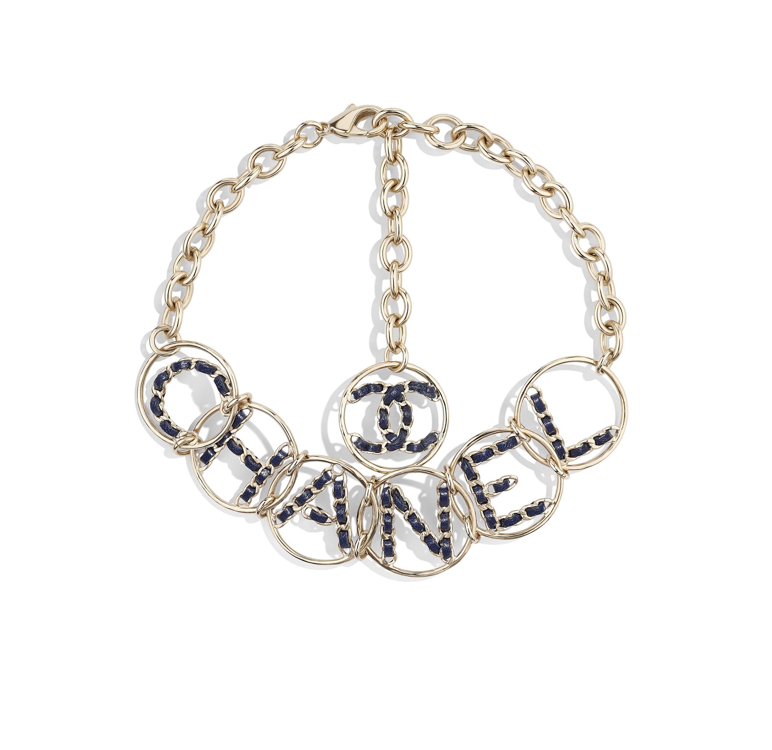 Chanel Logo 融入首飾設計中，顯得別具時尚感。
