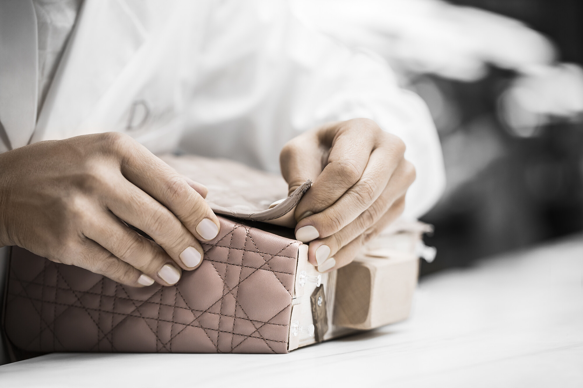 Lady Dior的組裝過程會用上特別訂製的木製模具，同經人手調整，確保每個面