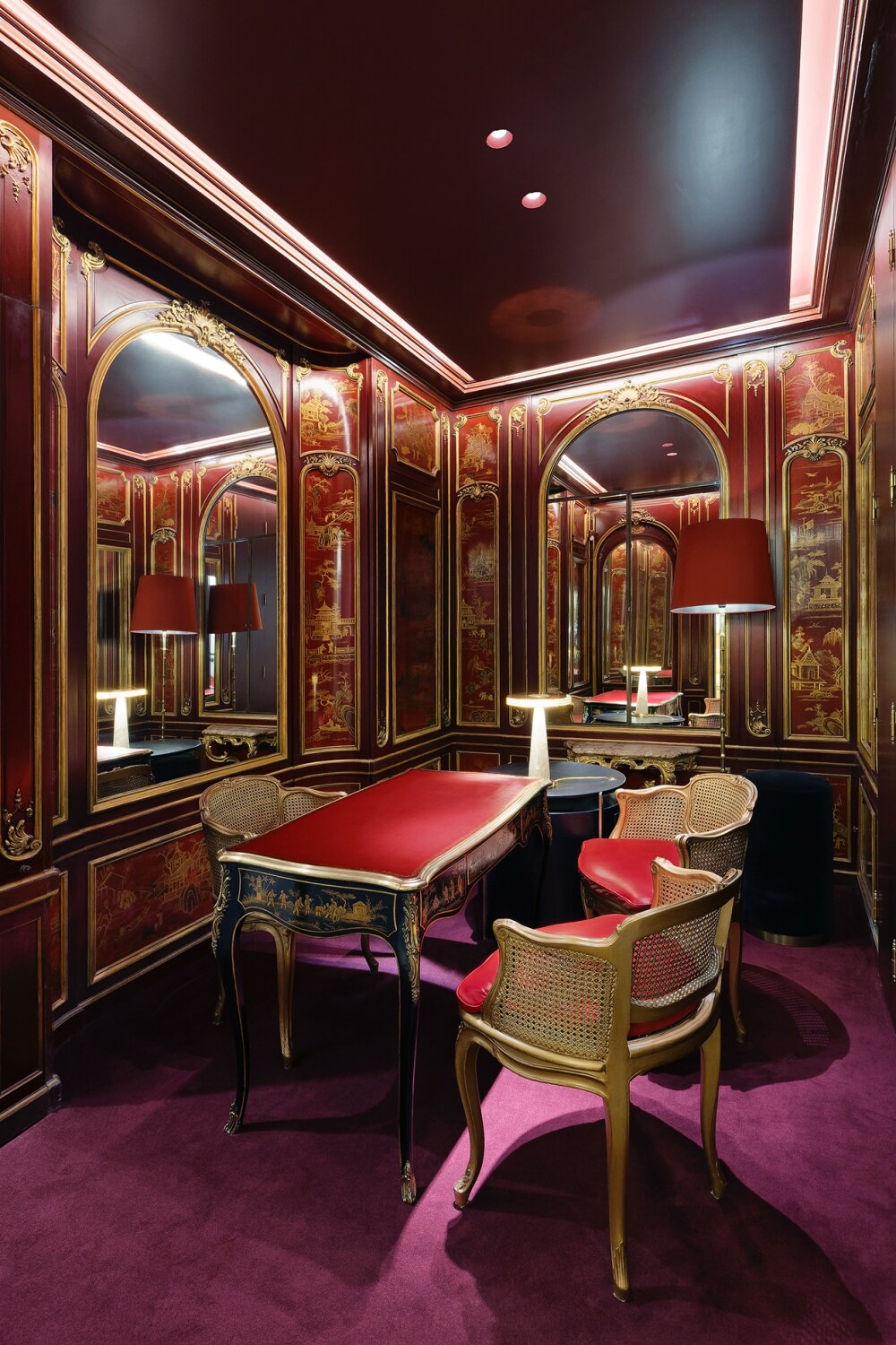 地面層Salon Chinois 的設計靈感源於19世紀後期風靡歐洲的亞洲傳統藝術，至今