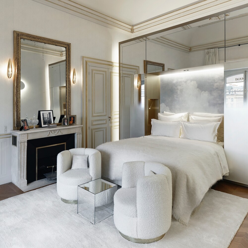 二樓Le 26的臥室，設計師巧妙地將巴黎的天空映照在壁紙之上，呈現出夢