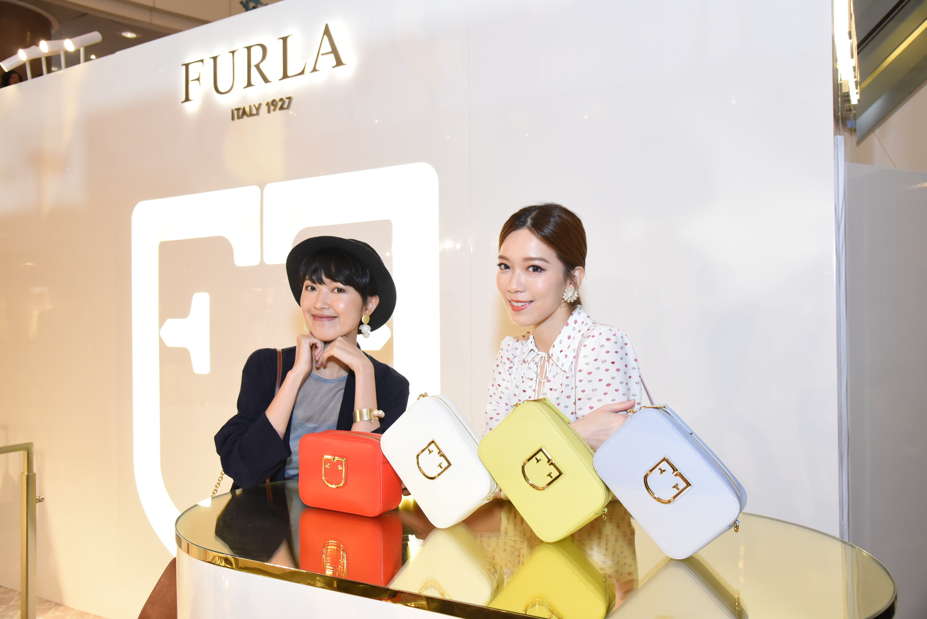 Furla Brava手袋系列備有粉紅、淡粉、粉藍、紅、黃、白及黑色等春夏色調可供選擇，袋