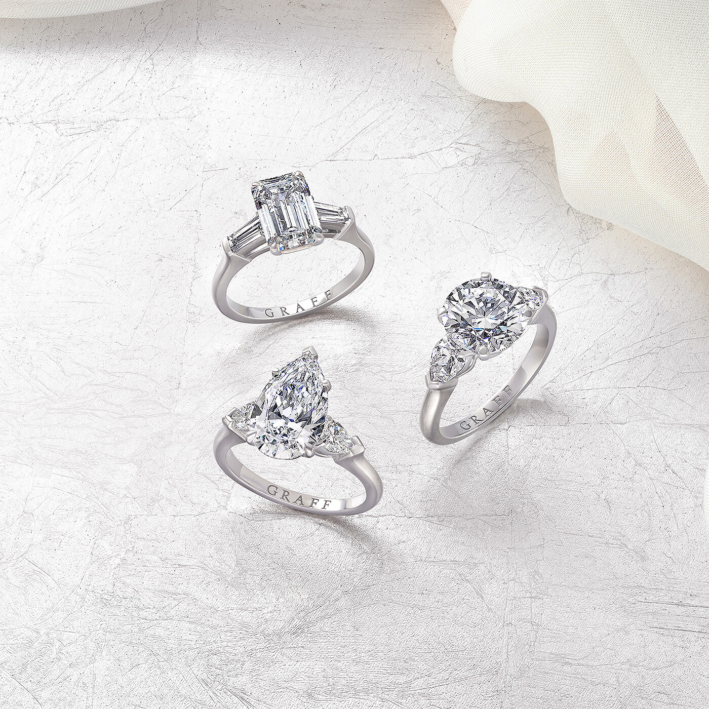Promise鑲嵌設計在主石兩旁鑲嵌多顆不同切割方式的鑽石，或經典優雅，或新