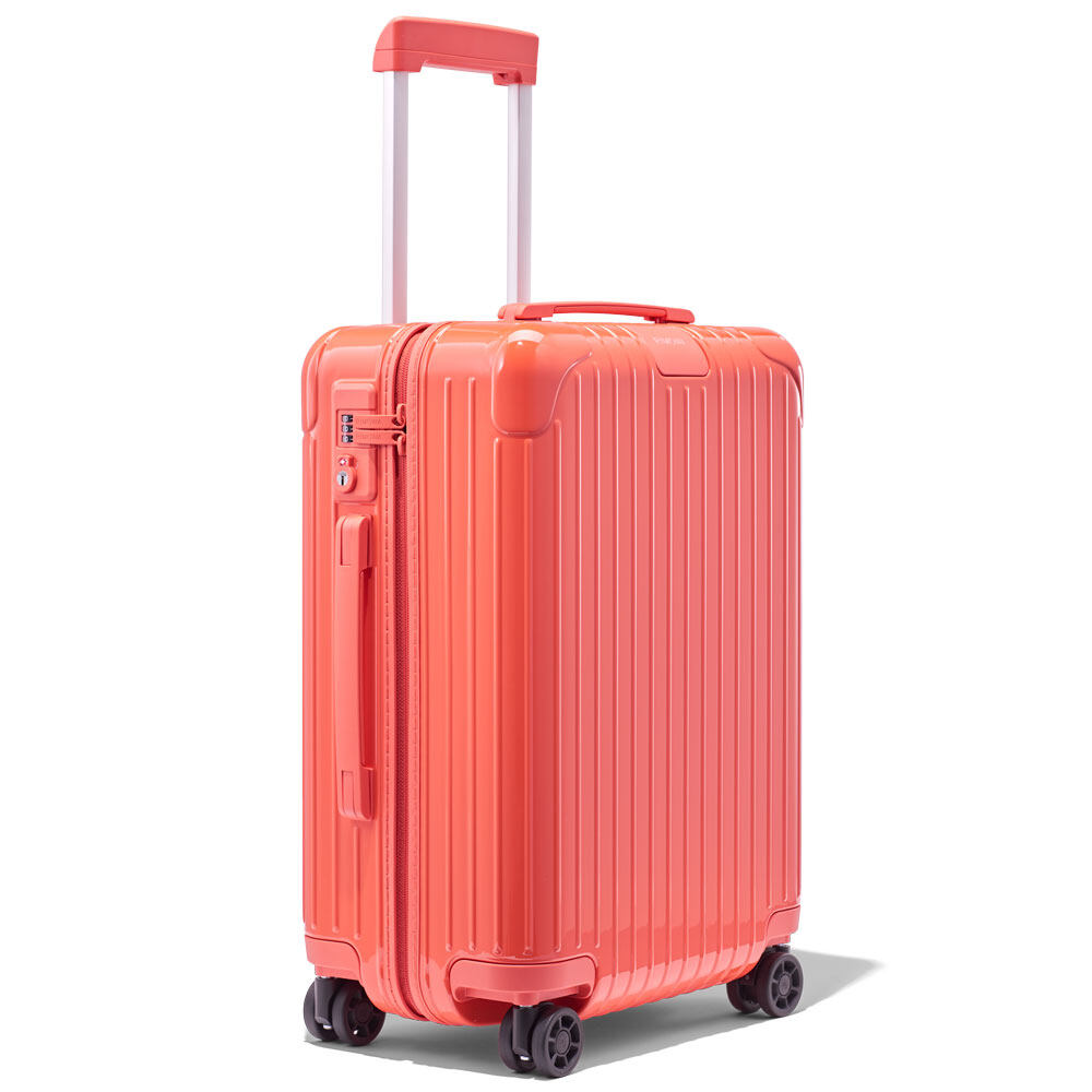 RIMOWA由德國本土設計及製造，全新色調的RIMOWA Essential行李箱無論手把、拉鏈、行李牌