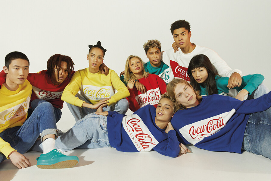 TOMMY JEANS X Coca-Cola重拾80年代風 TOMMY JEANS X Coca-Cola重拾80年代風