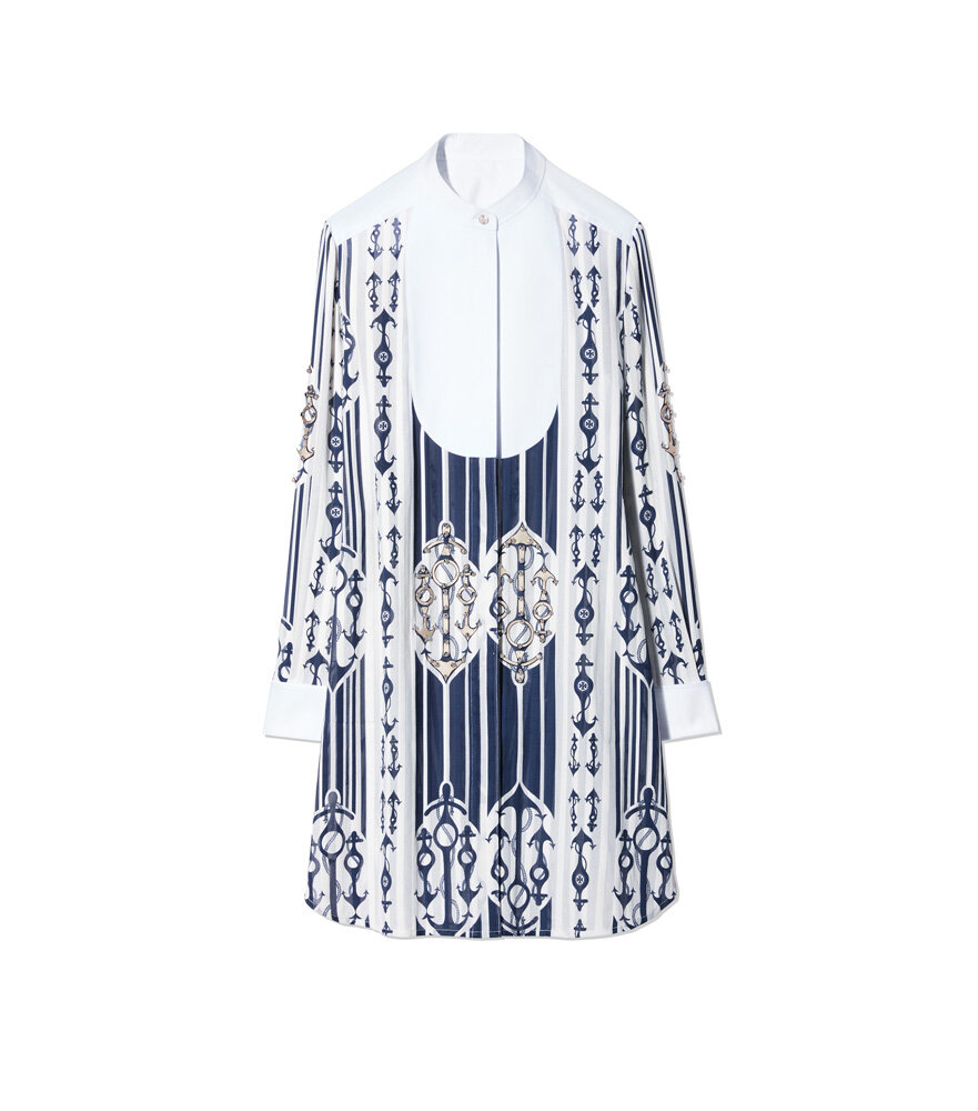 錨形印花配合Tory Burch經典深藍色條紋，以航海意念為想像的恤衫裙，簡單一