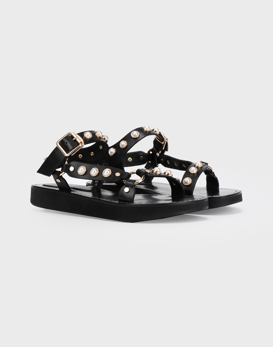Suecomme Bonnie x YOOX Pearl embellished gladiator sandalsSUECOMMA BONNIE X YOOX鞋履系列可於 https://yoox.ly/2O4A5Wx 購買。資料
