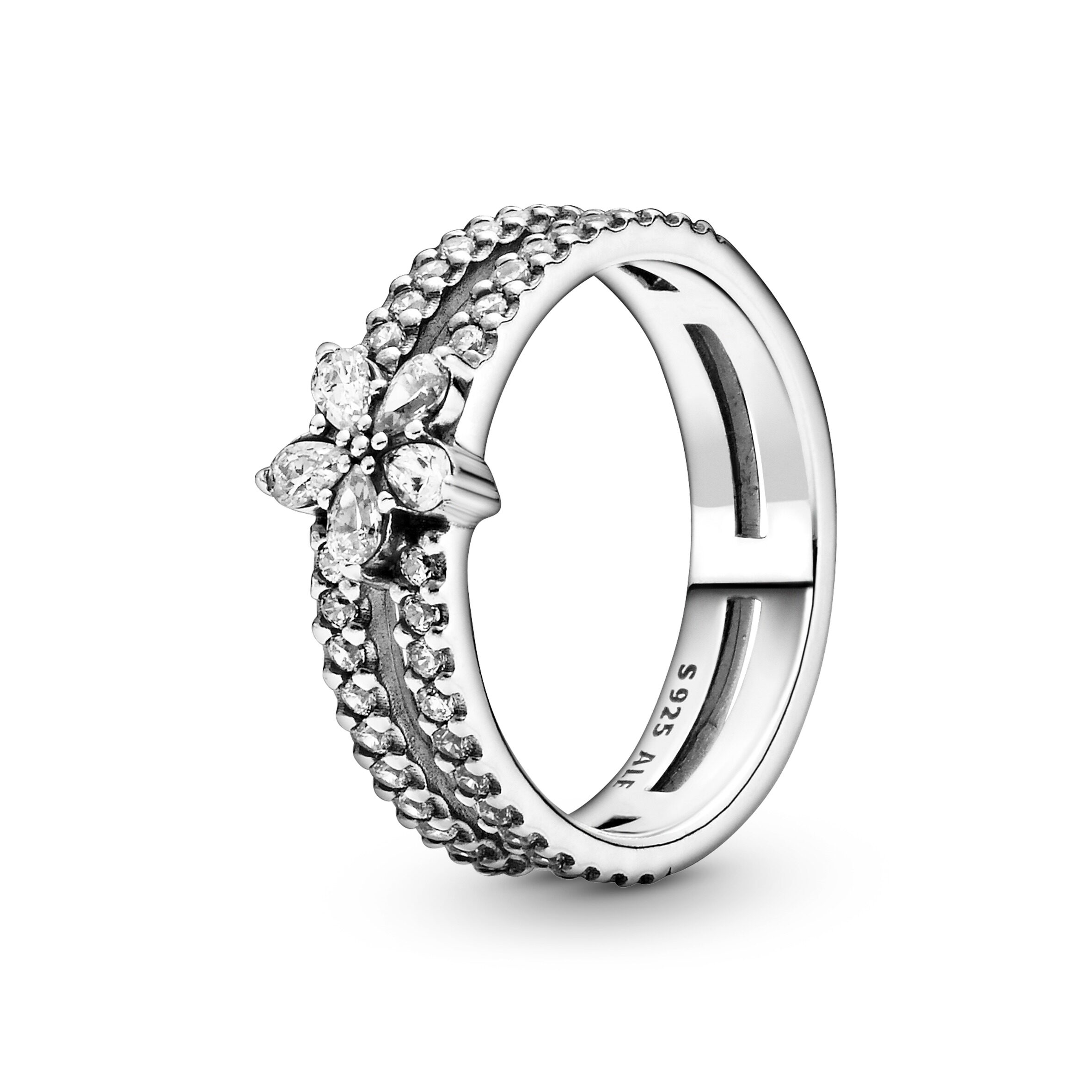 相連的雙戒環設計配以閃爍星形雪花點綴，戒環上更鑲有大小不一的透