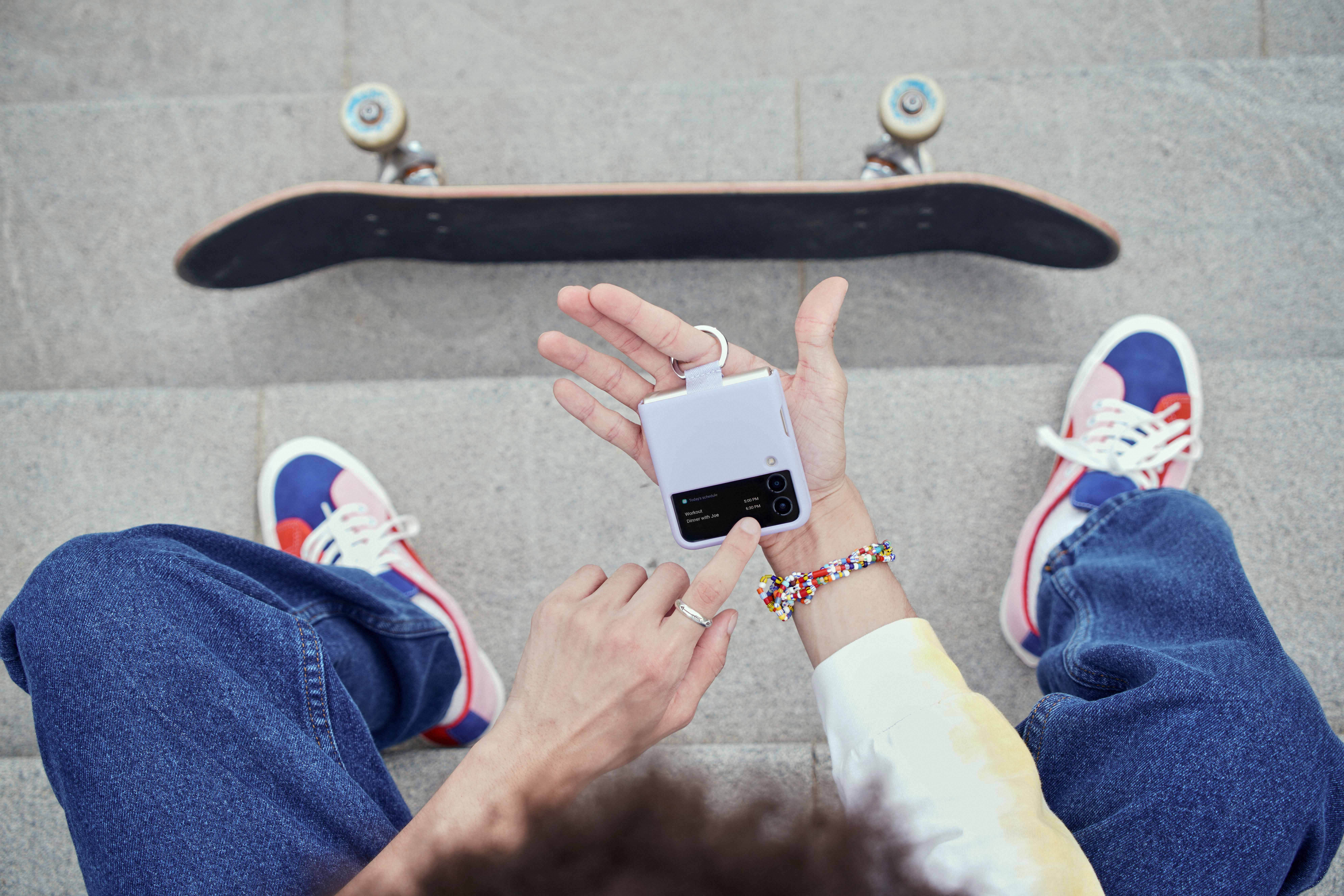 這款Galaxy Z Flip3 5G手機更有1.9吋的機面屏幕顯示通知，用家可以直觀