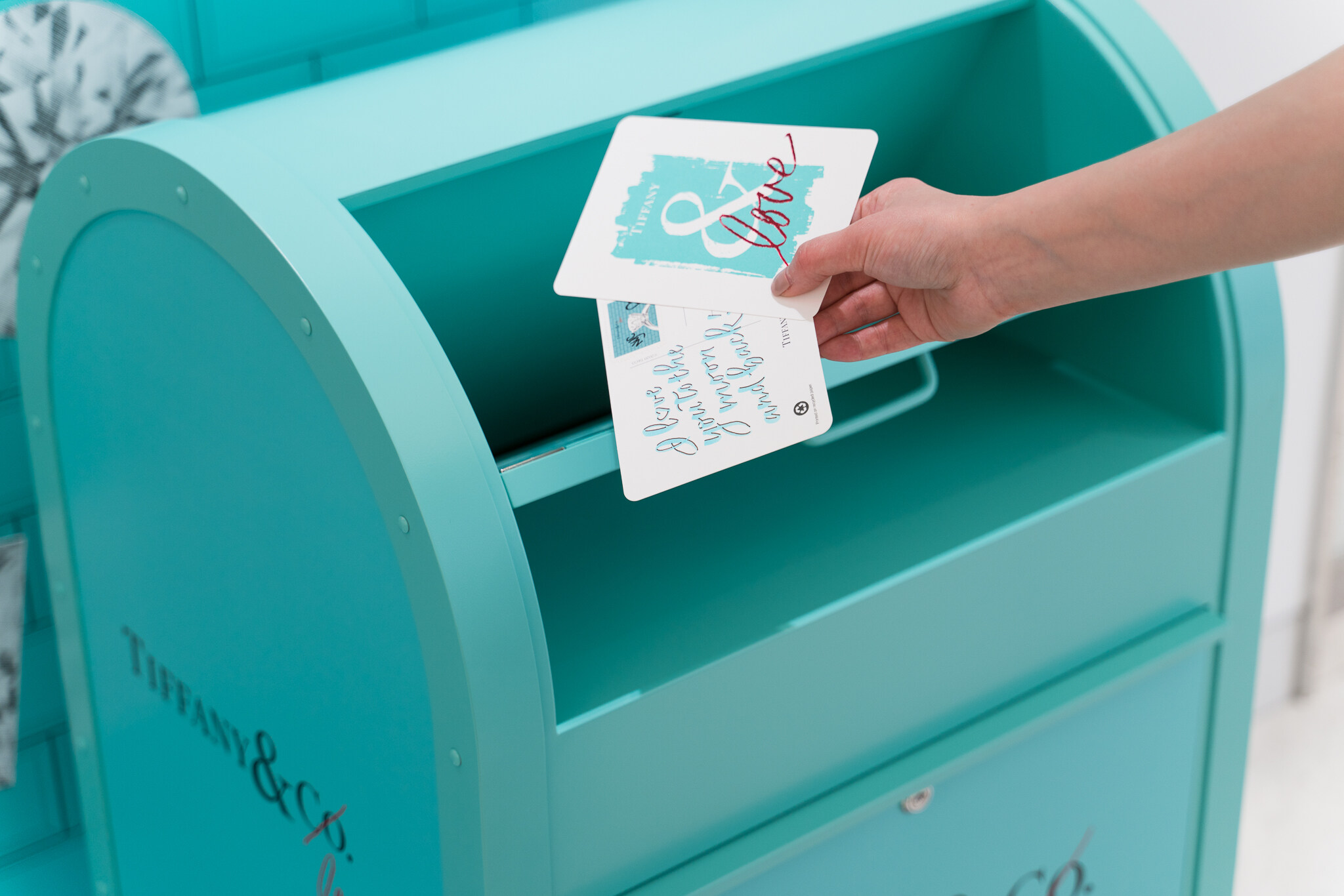 貼上獨一無二的Tiffany郵票後，便可在特色郵箱把心意寄出。