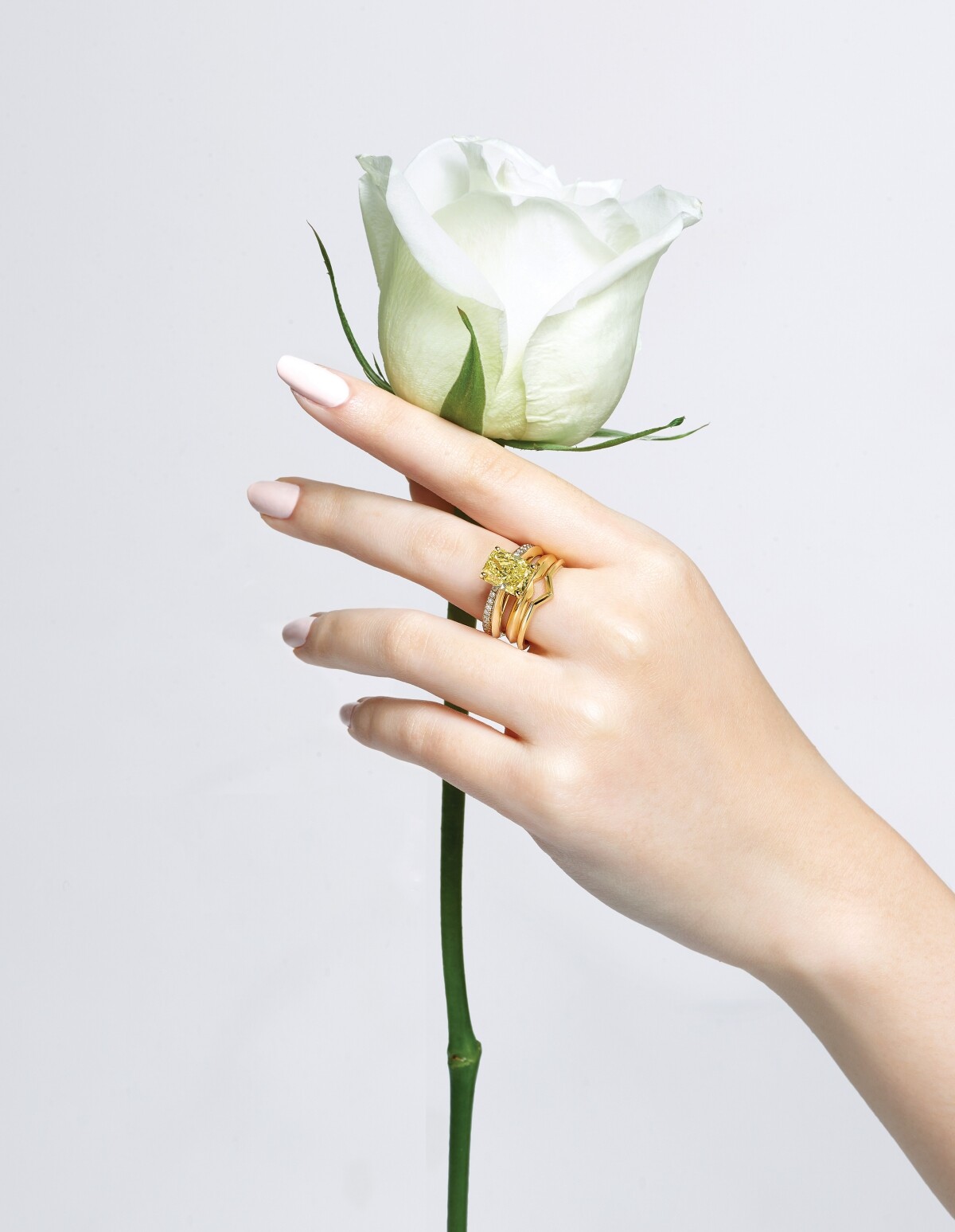 左至右：Tiffany Soleste® 18K黃金半環鑲圓形明亮式切割鑽石指環Tiffany T True 18K黃金