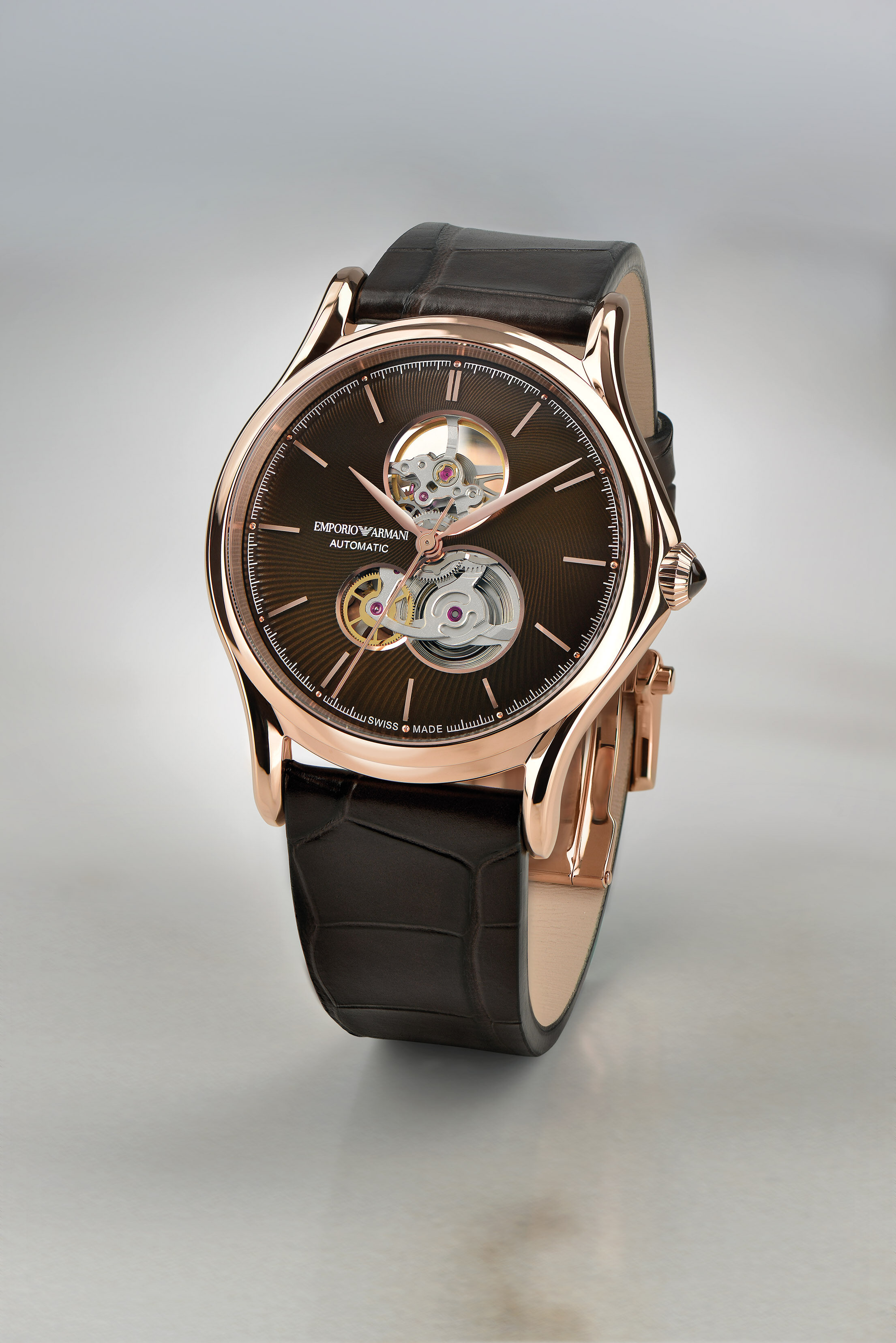 喜愛經典的你亦可選擇Classic 可見式平衡擺輪自動腕錶系列，今季以棕色為