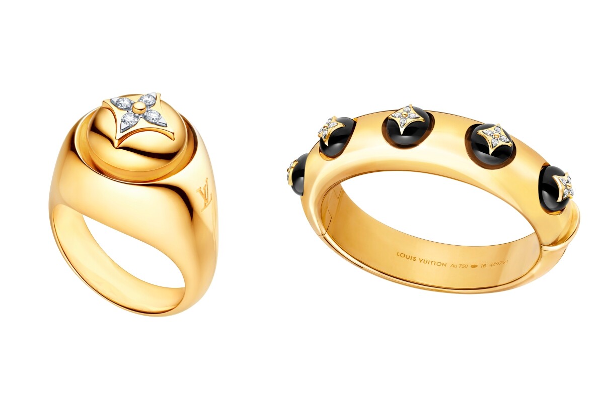 黃金手鐲以精緻的曲線環抱五顆鑲嵌密鑲鑽石的珍珠或縞瑪瑙，突顯寶