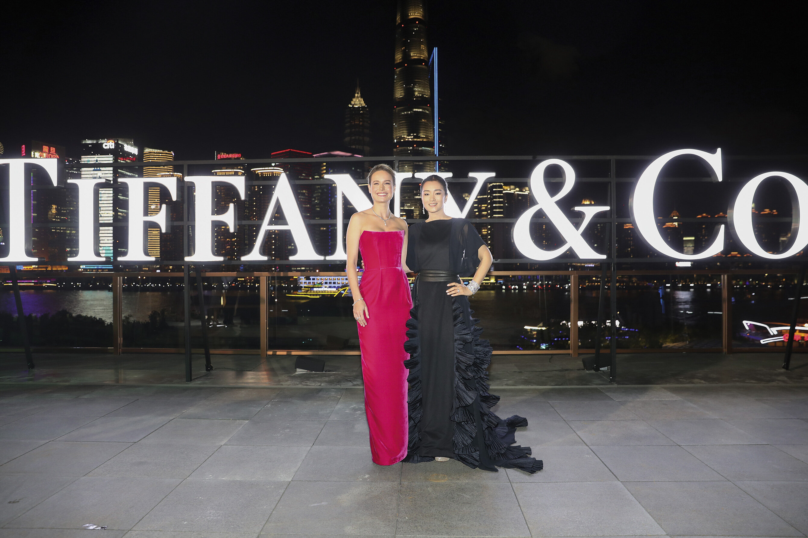 Brie Larson與鞏俐盛裝出席Tiffany & Co.「匠心妙藝」展覽，佩戴傳奇出彩的Tiffany鑽飾，帶來一