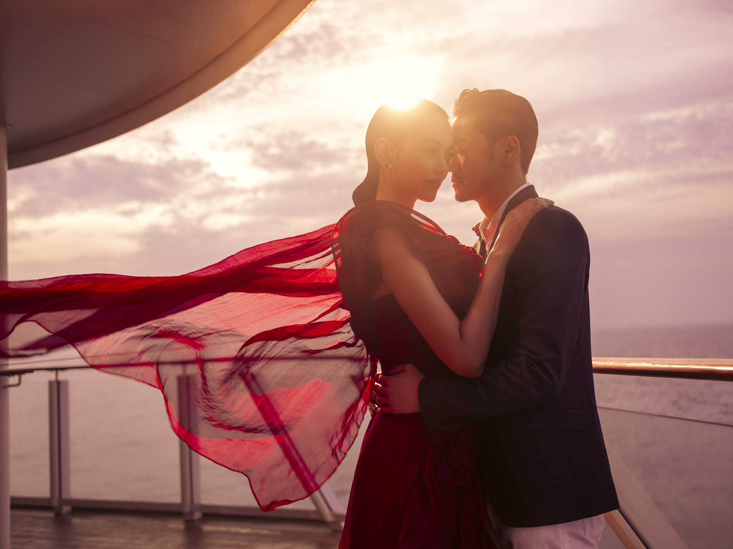 在私屬露台上，你更能與伴侶在無邊蔚藍海景的環抱下細語甜蜜，浪漫地